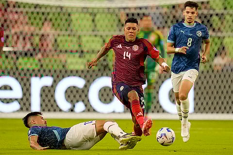 Orlando Galo is tripped by Néstor Giménez